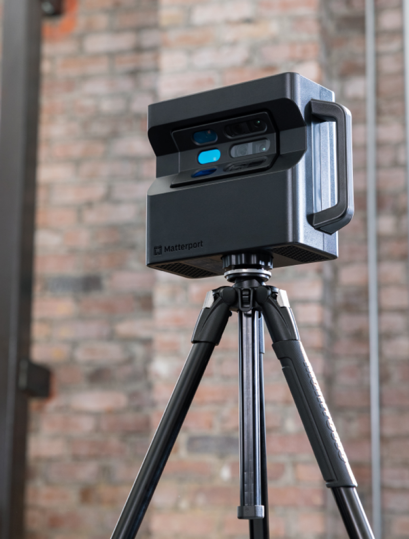 On voit un scanner 3D Matterport monté sur un trépied.